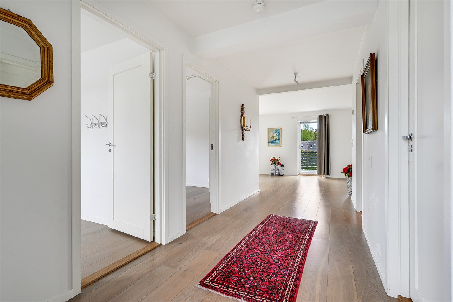  Hyggelig entré med praktisk garderobeskap.