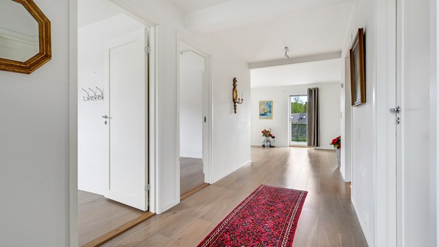 Hyggelig entré med praktisk garderobeskap.