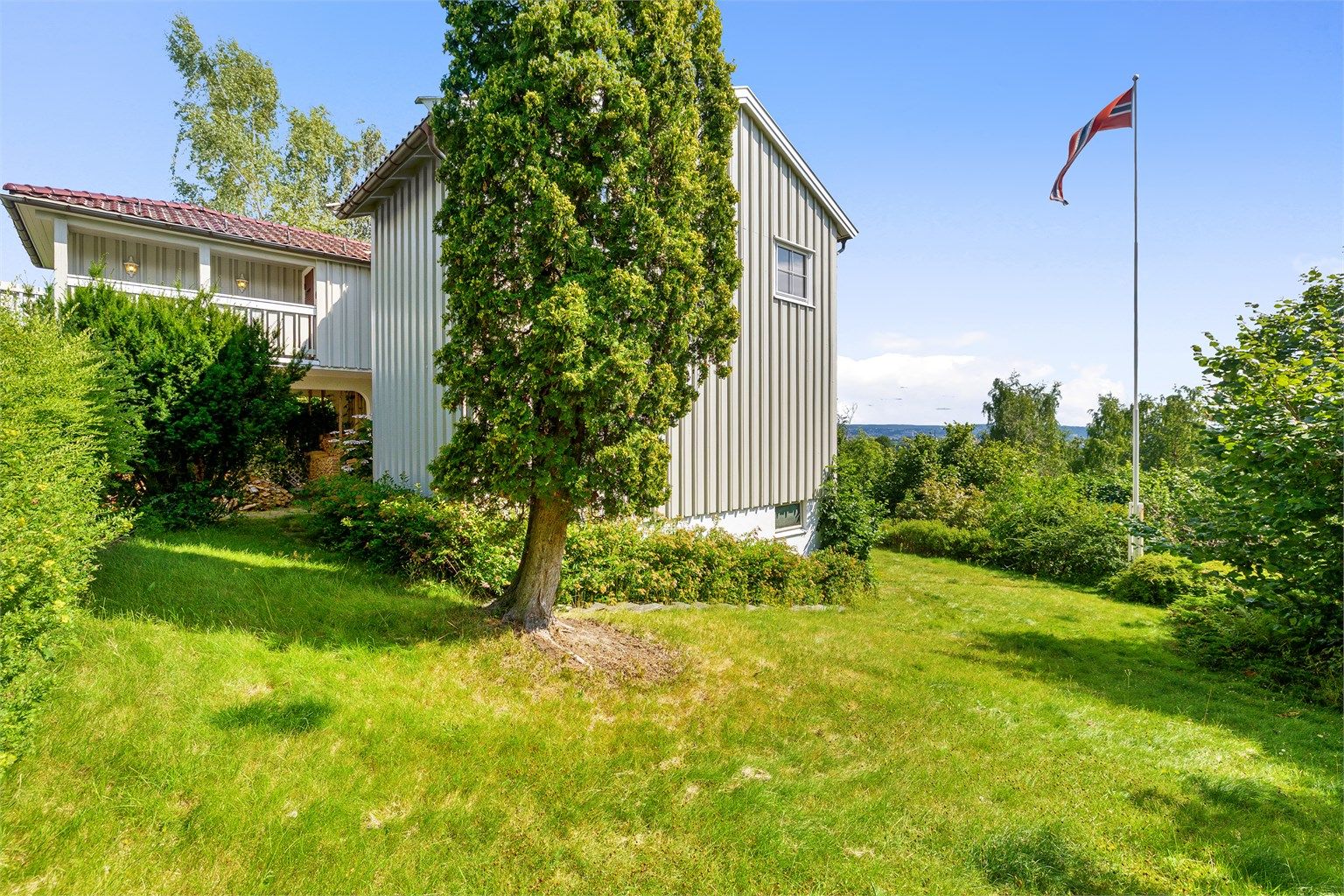 Boligen har en eldre standard og et innvendig moderniseringsbehov, noe som gir en sjelden mulighet til å skape et hjem etter egne ønsker på en attraktiv tomt. Foto: Trond Walsø / Walso Work