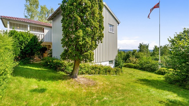Boligen har en eldre standard og et innvendig moderniseringsbehov, noe som gir en sjelden mulighet til å skape et hjem etter egne ønsker på en attraktiv tomt. Foto: Trond Walsø / Walso Work