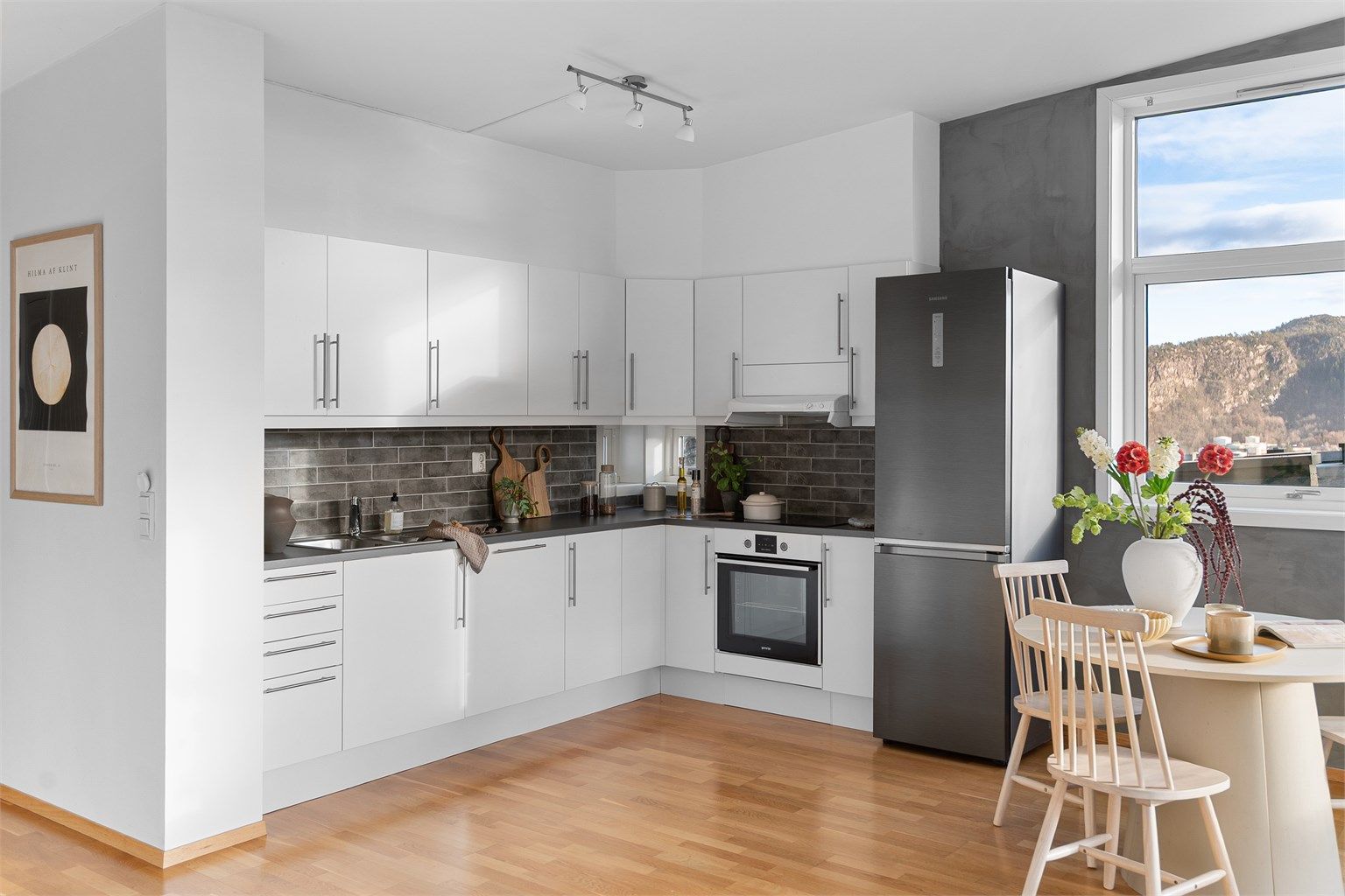 - Mye lagringsplass i skuffer og skap -