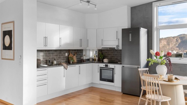 - Mye lagringsplass i skuffer og skap -