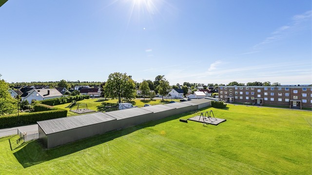 Utsyn til nærmiljøet over borettslagets store felles tun. Det er lang avstand til motstående blokk og derav lite innsyn.