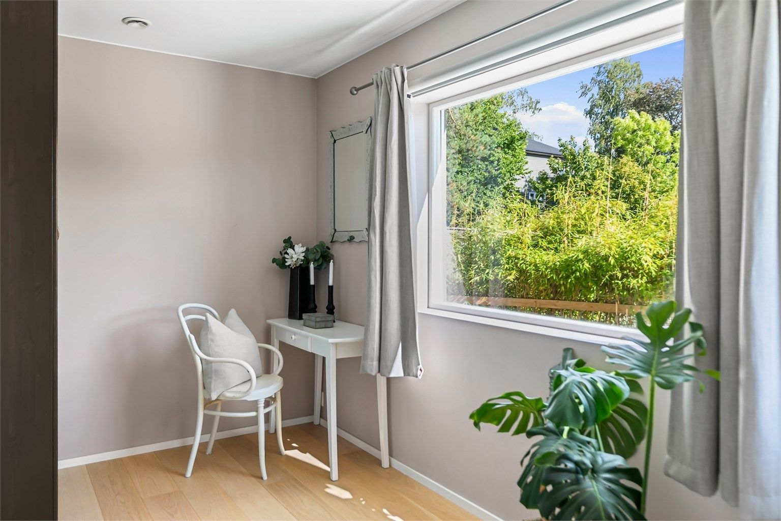 Soverommet har plass til skrivebord foran vinduet.
