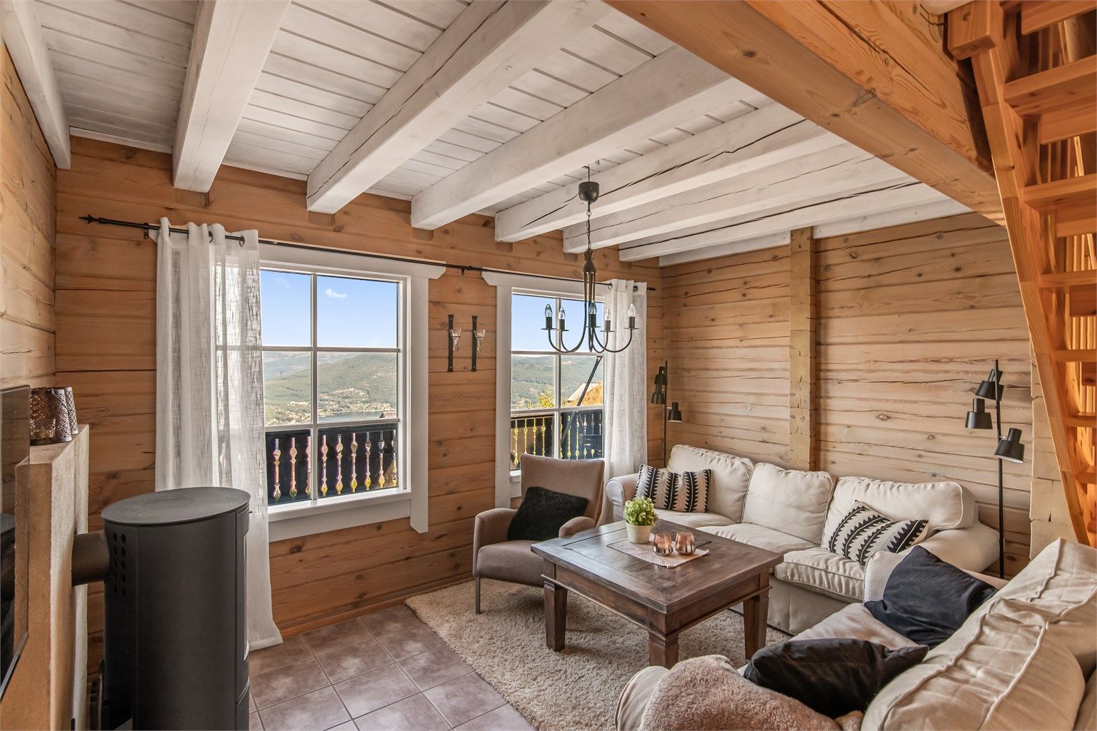 Fascinerende utsikt over de vakre fjellene og Vrådal