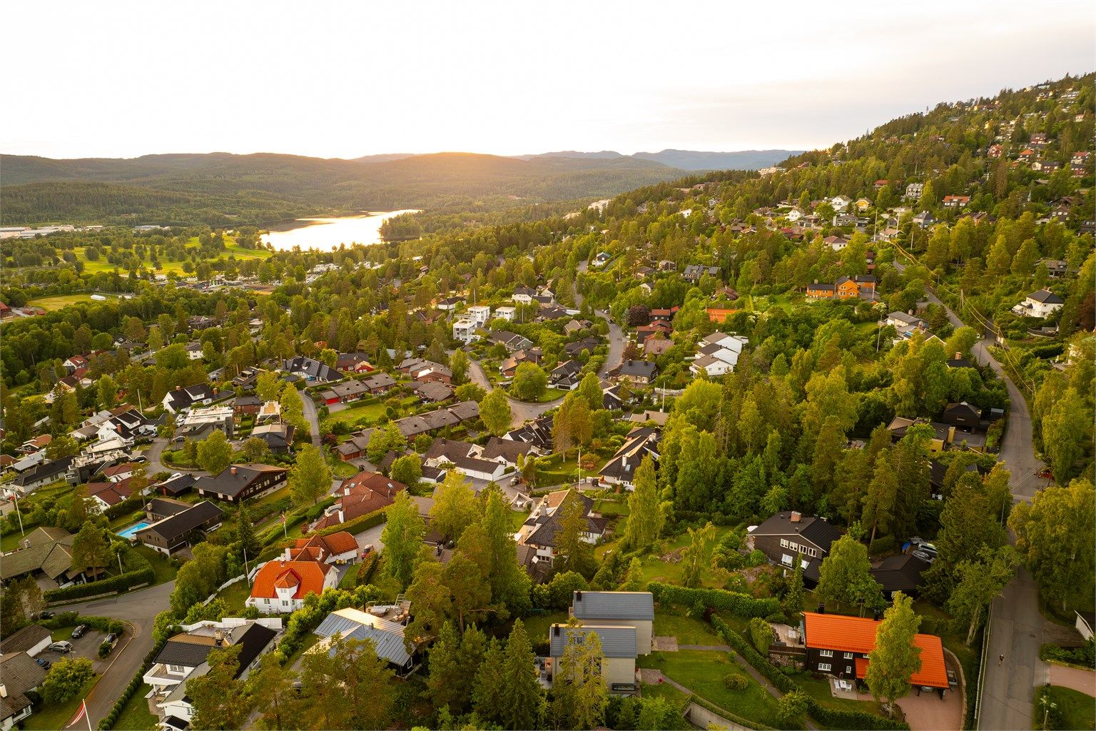 Eiendommen ligger i et veletablert og idyllisk boligområde. 