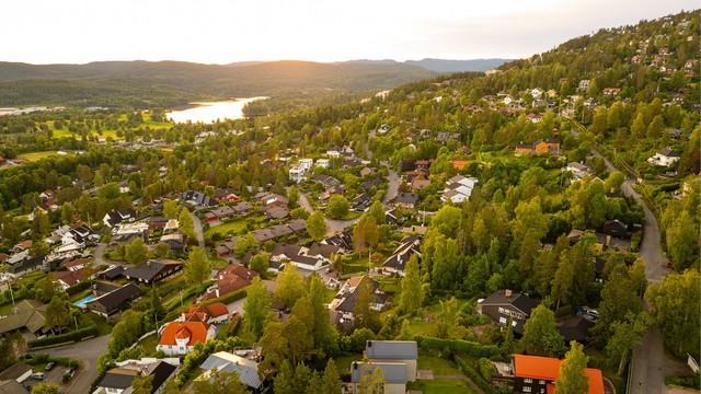 Eiendommen ligger i et veletablert og idyllisk boligområde.
