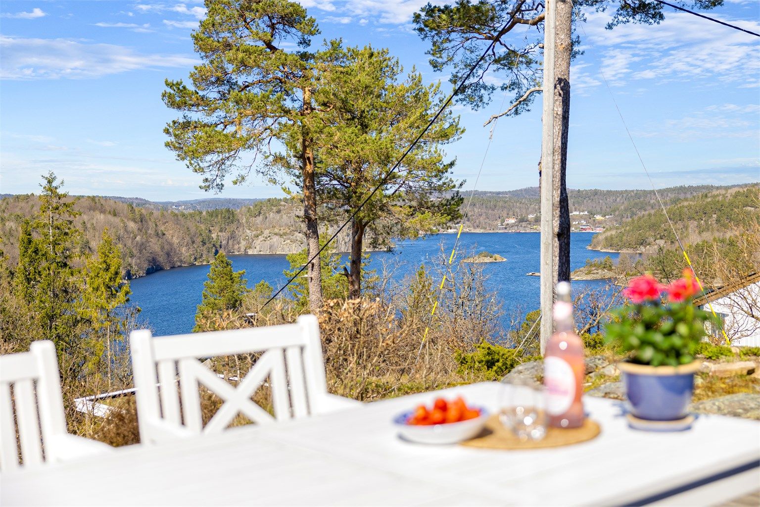 Utsikten over Eikelandsfjorden er et vakkert skue året rundt.