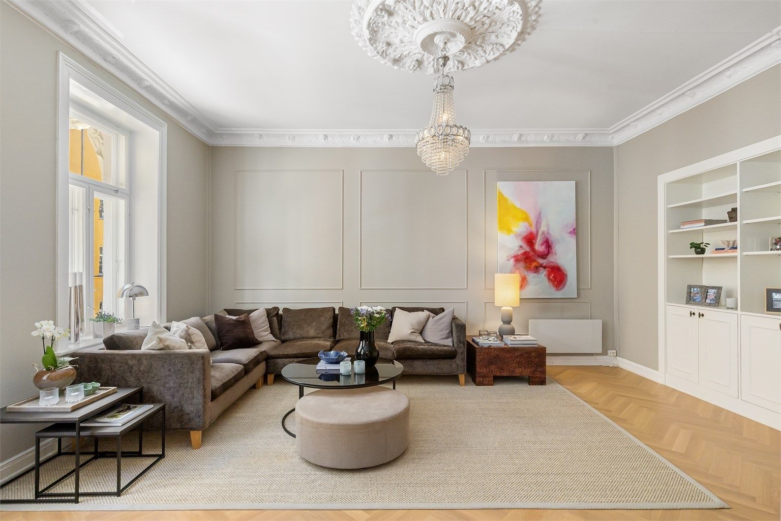 Stuen er romslig og har god plass til en stor sofagruppe og annen møblering.