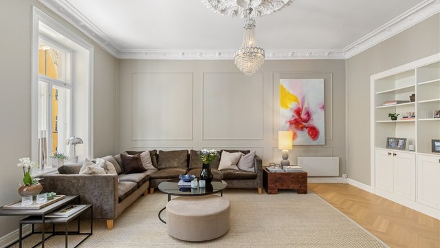 Stuen er romslig og har god plass til en stor sofagruppe og annen møblering.