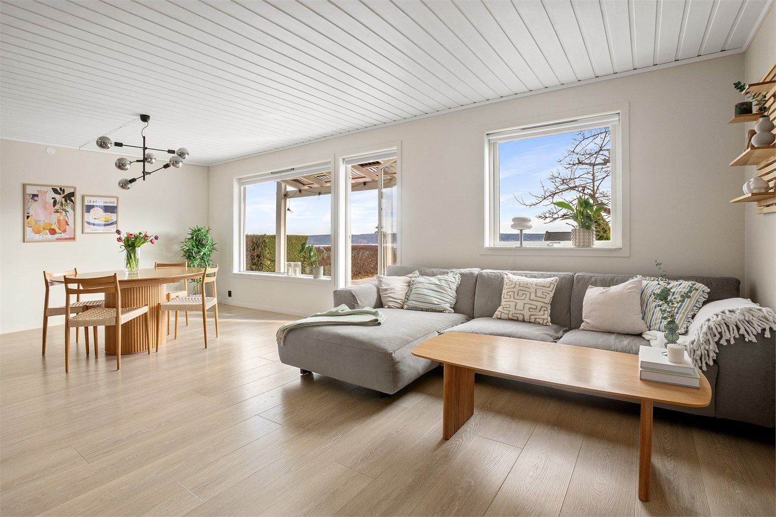 Store vindusflater som slipper inn rikelig med naturlig lys i tillegg til flott utsikt