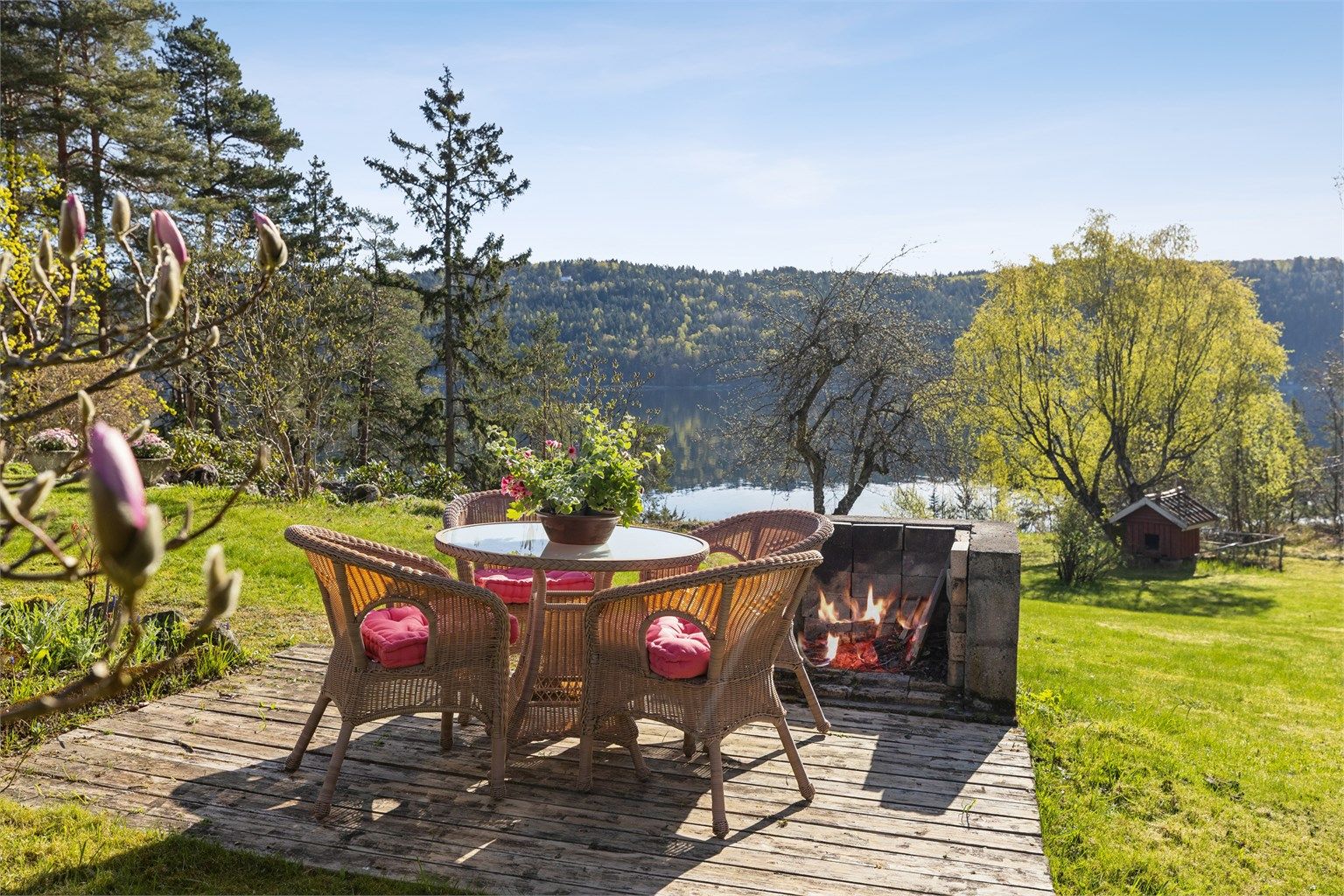 Uteplass med ildsted som inviterer til lange, stemningsfulle sommerkvelder