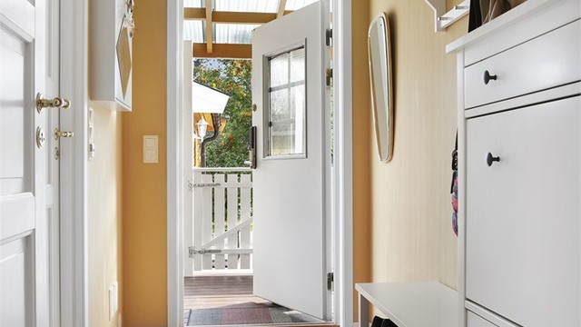 Man kommer inn i en romslig entré med gulvvarme. Ytterdøren er utstyrt med elektronisk kodelås.