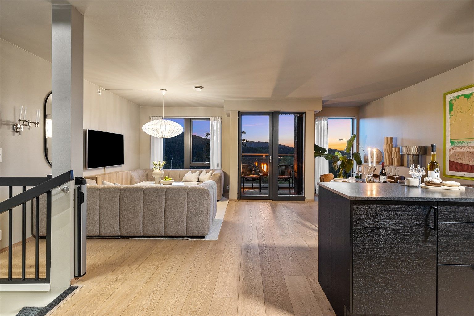 Boligen har en åpen kjøkken/stue løsning i 1.etasje med god planløsning.