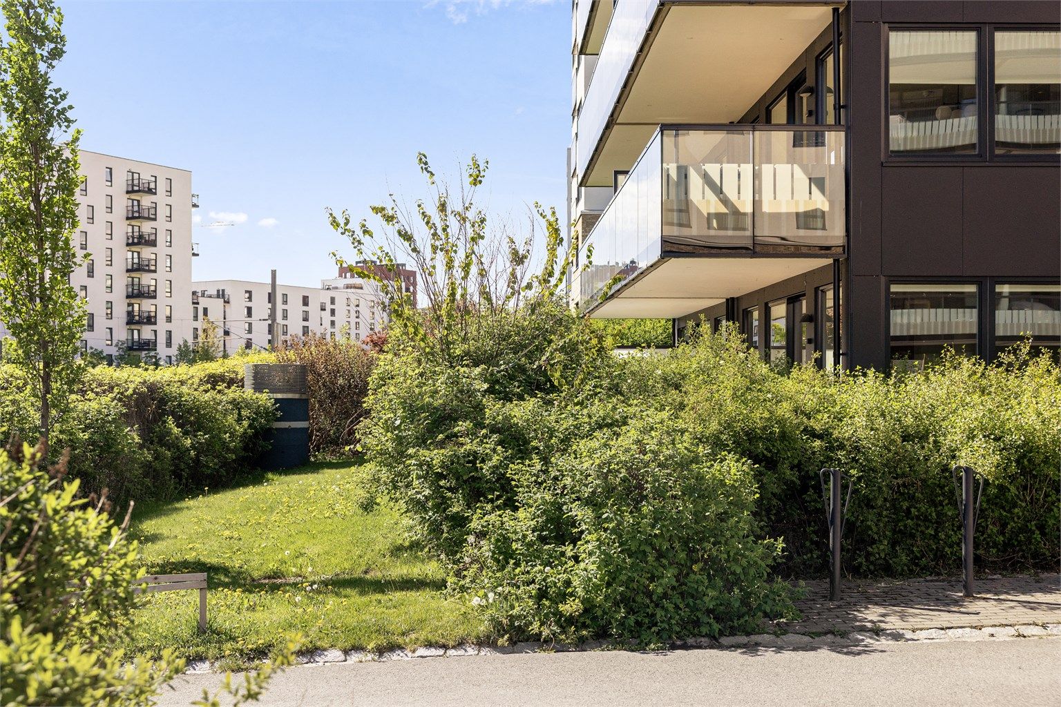 Bygget fra 2020 har et moderne uttrykk med solide materialvalg og fasader i betong kombinert med detaljer i murstein.