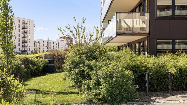 Bygget fra 2020 har et moderne uttrykk med solide materialvalg og fasader i betong kombinert med detaljer i murstein.