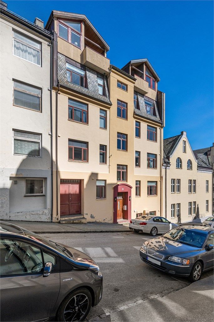 Bygården ligger i en tilbaketrukket gate, sentralt i Ålesund sentrum.