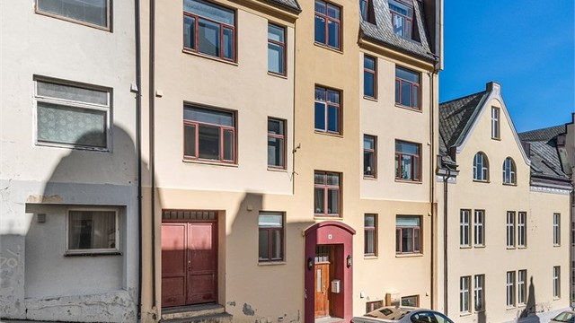 Bygården ligger i en tilbaketrukket gate, sentralt i Ålesund sentrum.