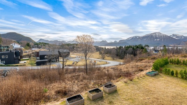 Her bor du med flotte tur- og friluftsmuligheter rett utenfor døren, både ved sjø og til fjells.