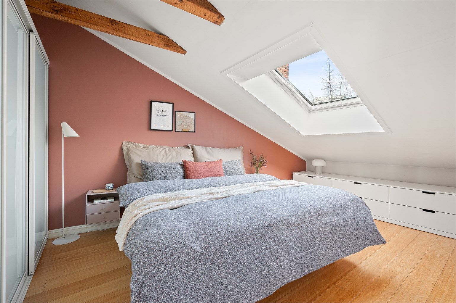 Rommet vender mot en rolig gate, som sikrer en god natts søvn.