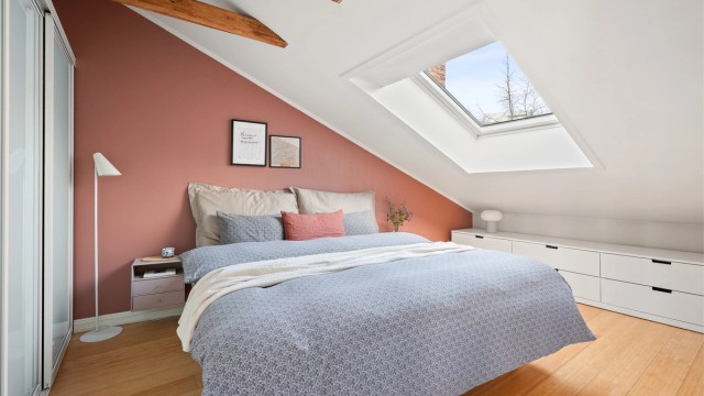 Rommet vender mot en rolig gate, som sikrer en god natts søvn.