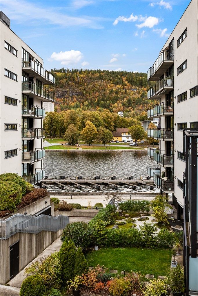 Balkongen er vendt mot sameiets felles atrium og har fin utsikt mot elva.