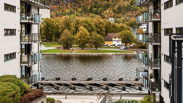 Balkongen er vendt mot sameiets felles atrium og har fin utsikt mot elva.