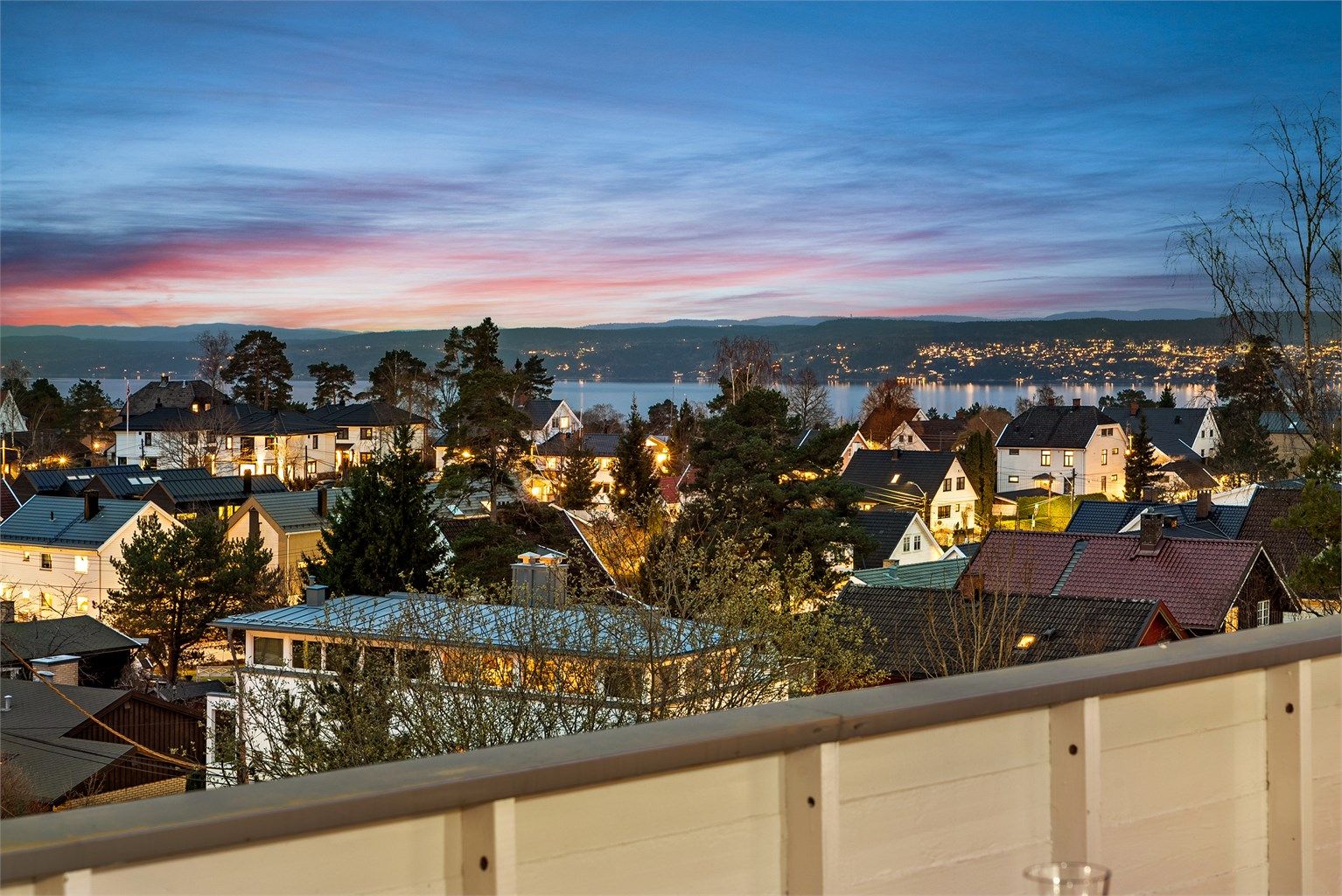 Fra stuen er det utgang til en romslig terrasse på ca. 22 kvm med meget gode solforhold og nydelig fjordutsikt. 
