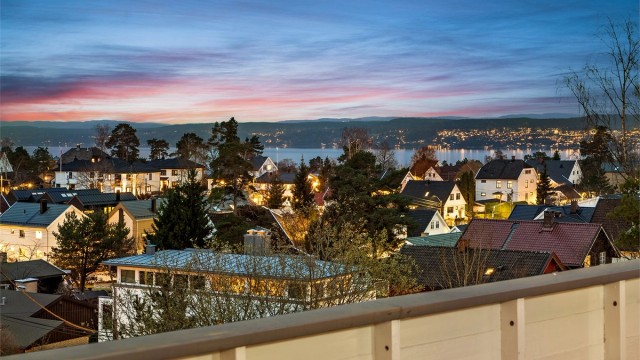 Fra stuen er det utgang til en romslig terrasse på ca. 22 kvm med meget gode solforhold og nydelig fjordutsikt.