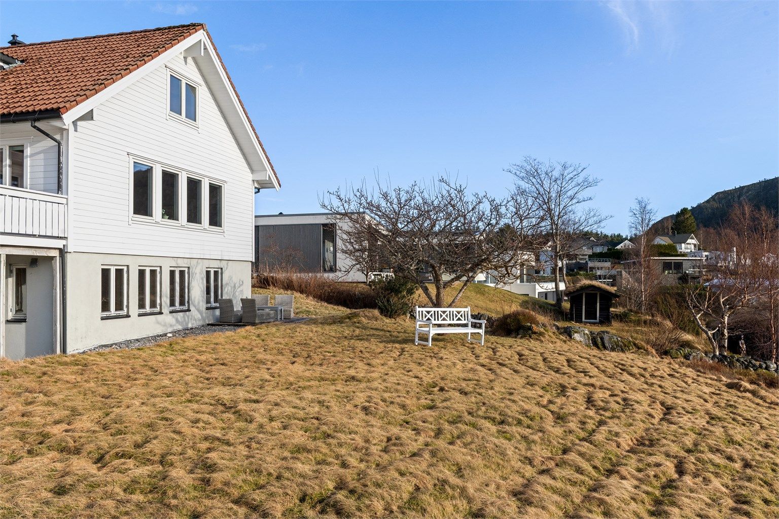 Hage og plenareal mot syd med god plass for lek og morro