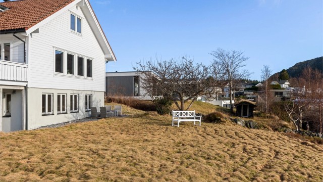 Hage og plenareal mot syd med god plass for lek og morro