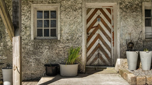 - Under balkongen finner man 29m² med platting satt opp i 2017 -