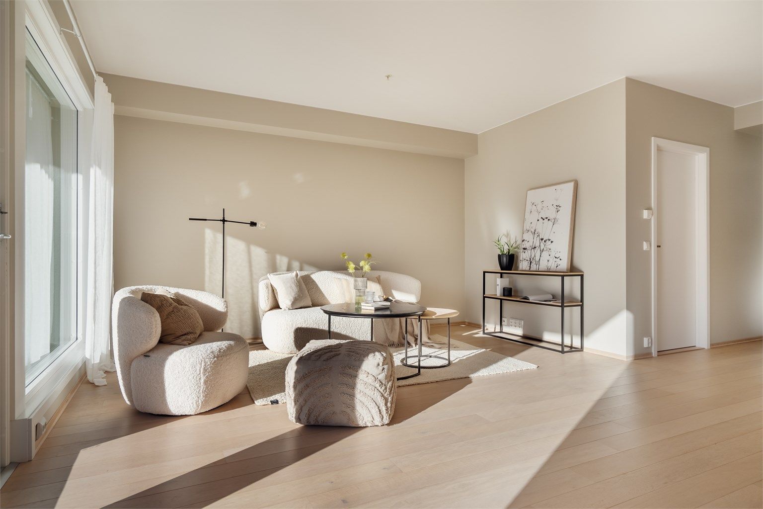 Siden leiligheten ligger i enden har den fordelen av flere vinduer og dermed bedre sol-/lysforhold.