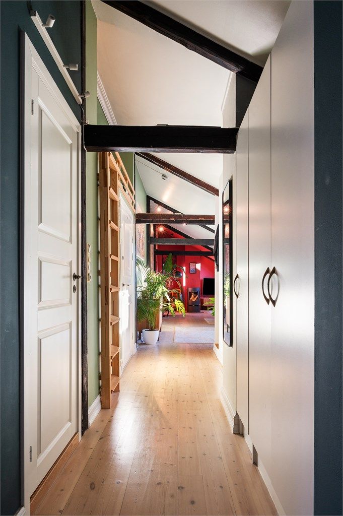 Avlang gang med adgang til øvrige rom samt hems, her er det store skap - perfekt for oppbevaring av tøy og sko.