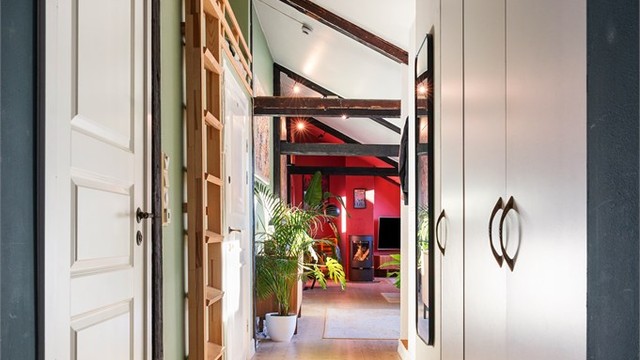 Avlang gang med adgang til øvrige rom samt hems, her er det store skap - perfekt for oppbevaring av tøy og sko.