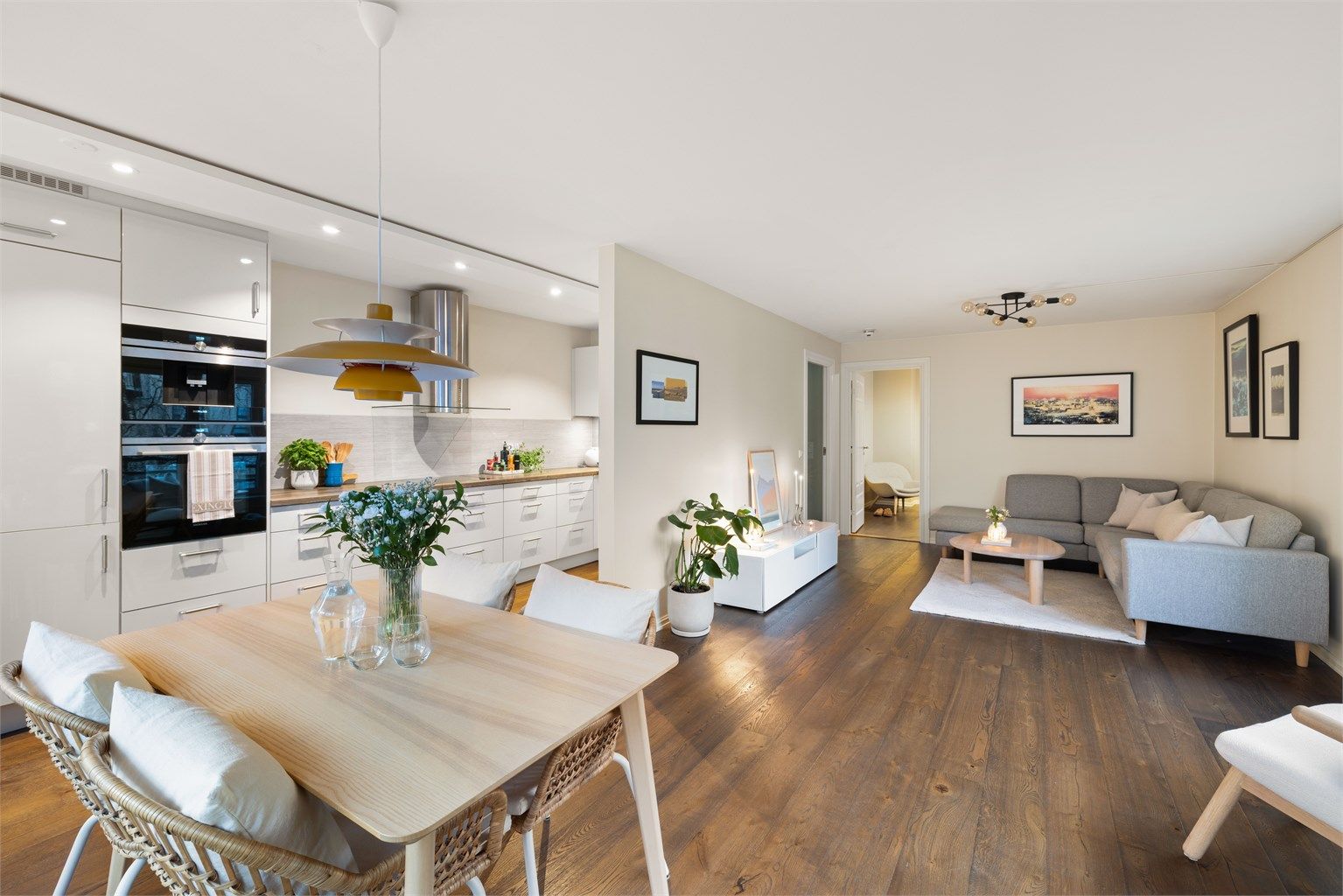 En lys og innbydende hjørneleilighet med svært attraktiv og sentral beliggenhet på Majorstuen. Foto: Isnitt.