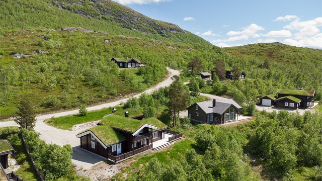 Eiendommen ligger i et etablert hyttefelt med umiddelbar nærhet til naturen.