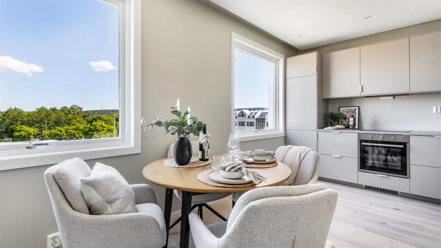 Leiligheten er høyt og luftig beliggende i øverste etasje.