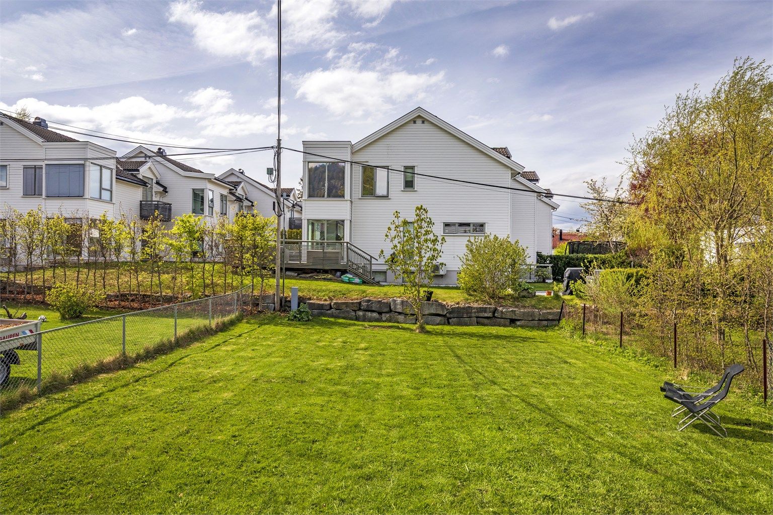 Nydelig og frodig hage med mye boltreplass