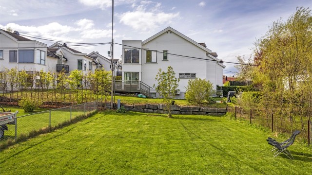Nydelig og frodig hage med mye boltreplass