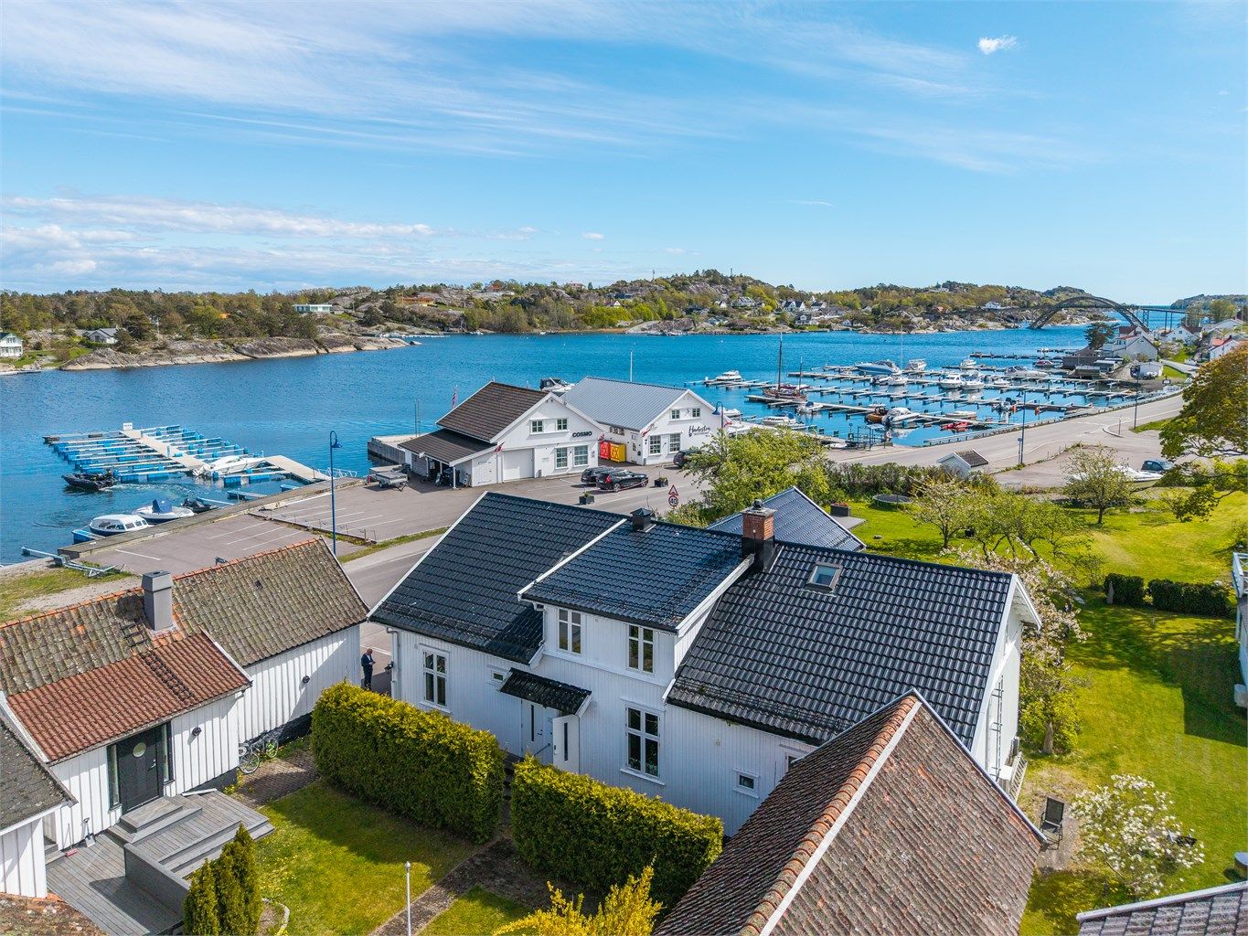 Til leiligheten disponeres to hyggelige uteplasser i hagen etter muntlig avtale med den andre seksjonen – perfekte soner for rolige morgenstunder, lange sommerdager og hyggelige sammenkomster i grønne omgivelser.