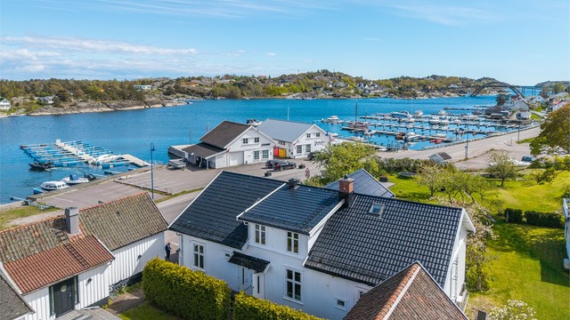 Til leiligheten disponeres to hyggelige uteplasser i hagen etter muntlig avtale med den andre seksjonen – perfekte soner for rolige morgenstunder, lange sommerdager og hyggelige sammenkomster i grønne omgivelser.