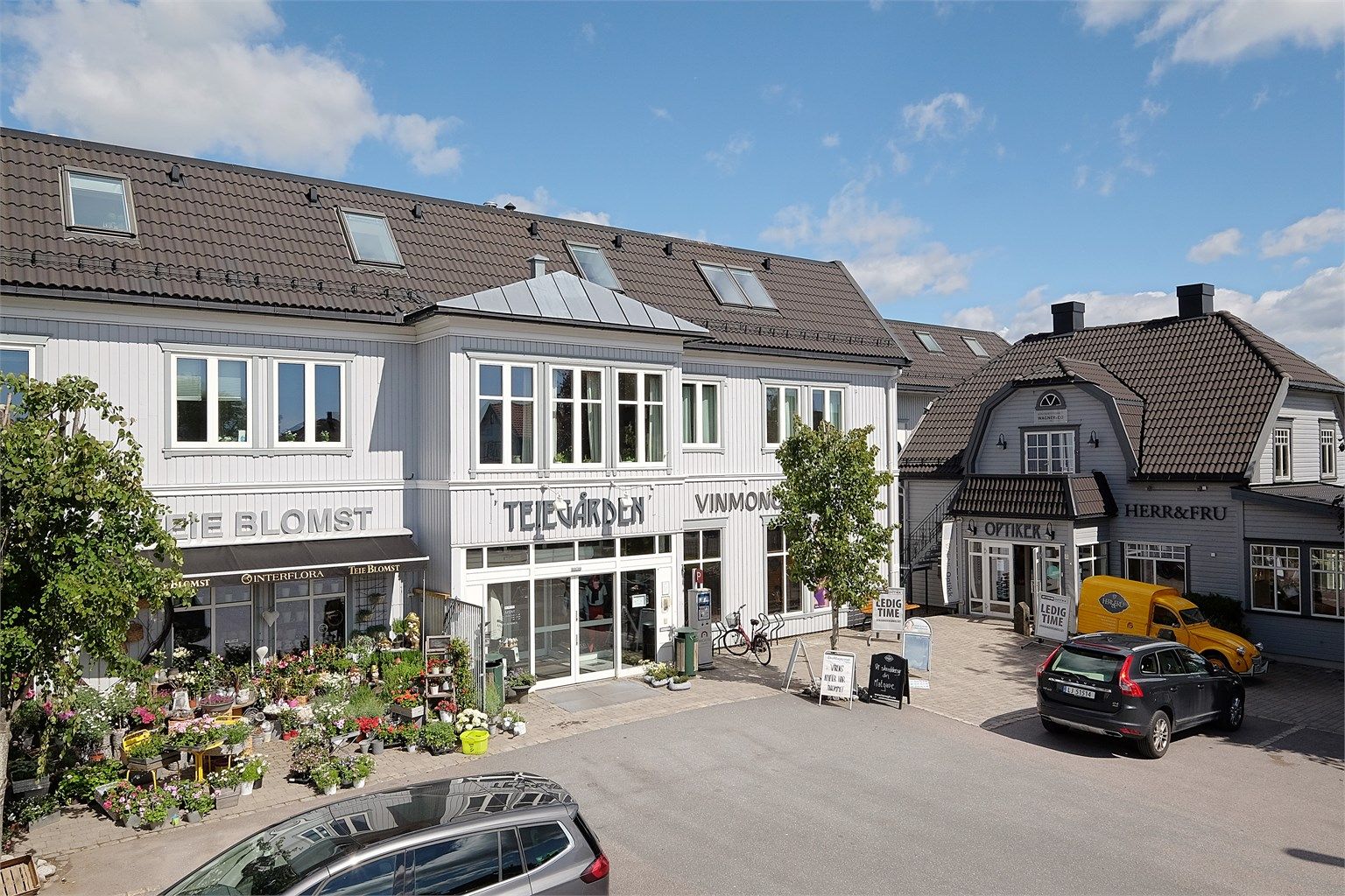 Teie Torg, med et utvalg butikker, apotek og vinmonopol, er en kort kjøretur unna.