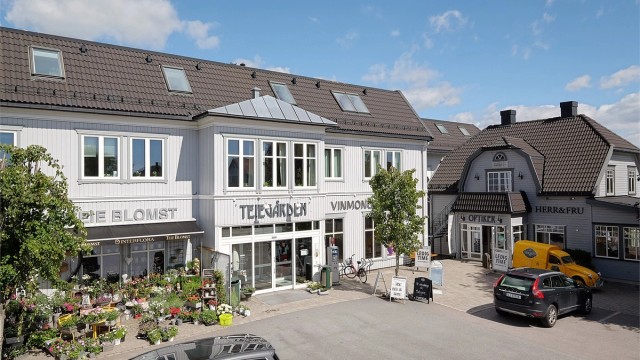 Teie Torg, med et utvalg butikker, apotek og vinmonopol, er en kort kjøretur unna.