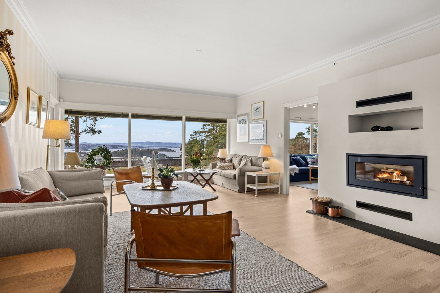 Velkommen til Solveien 53B - Solrikt funkishus på ett plan | Bergvarme | Fjordutsikt | Utleiemulighet | 2 garasjer