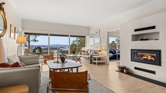 Velkommen til Solveien 53B - Solrikt funkishus på ett plan | Bergvarme | Fjordutsikt | Utleiemulighet | 2 garasjer