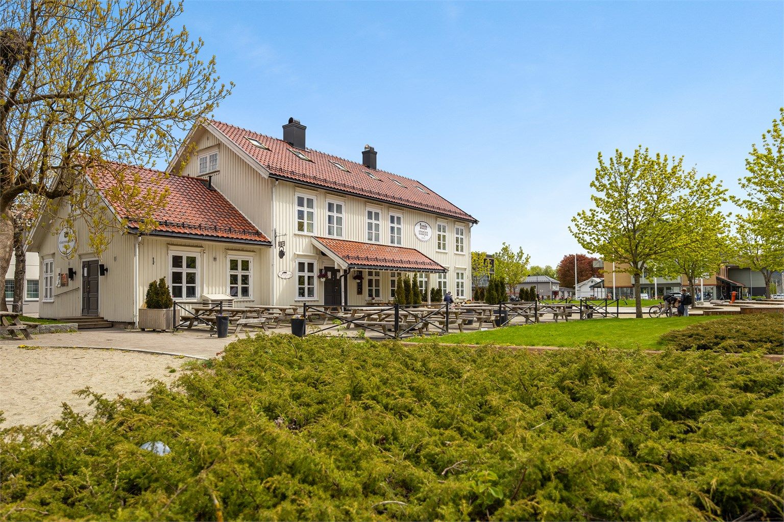 Beliggenheten kombinerer nærhet til natur og sentrum, og gir en praktisk og tilbaketrukket hverdag midt i Sande.