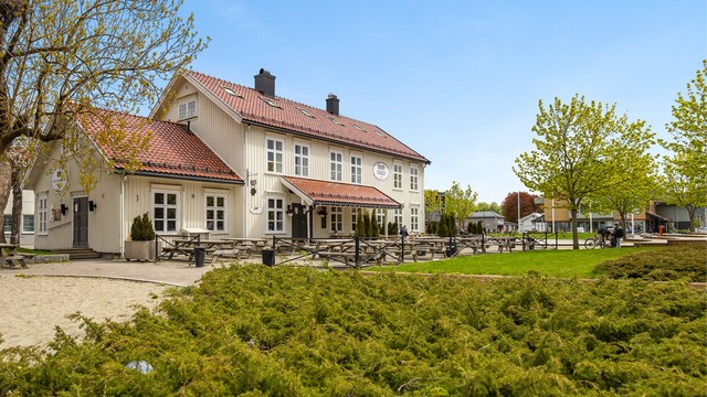 Beliggenheten kombinerer nærhet til natur og sentrum, og gir en praktisk og tilbaketrukket hverdag midt i Sande.