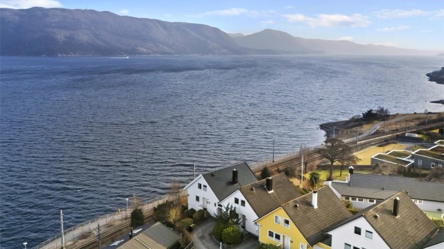 Velkommen til Bruvikbakken 7 presentert av Sissel og Zander v/Krogsveen Mariero. Foto: Marianne Lyse.