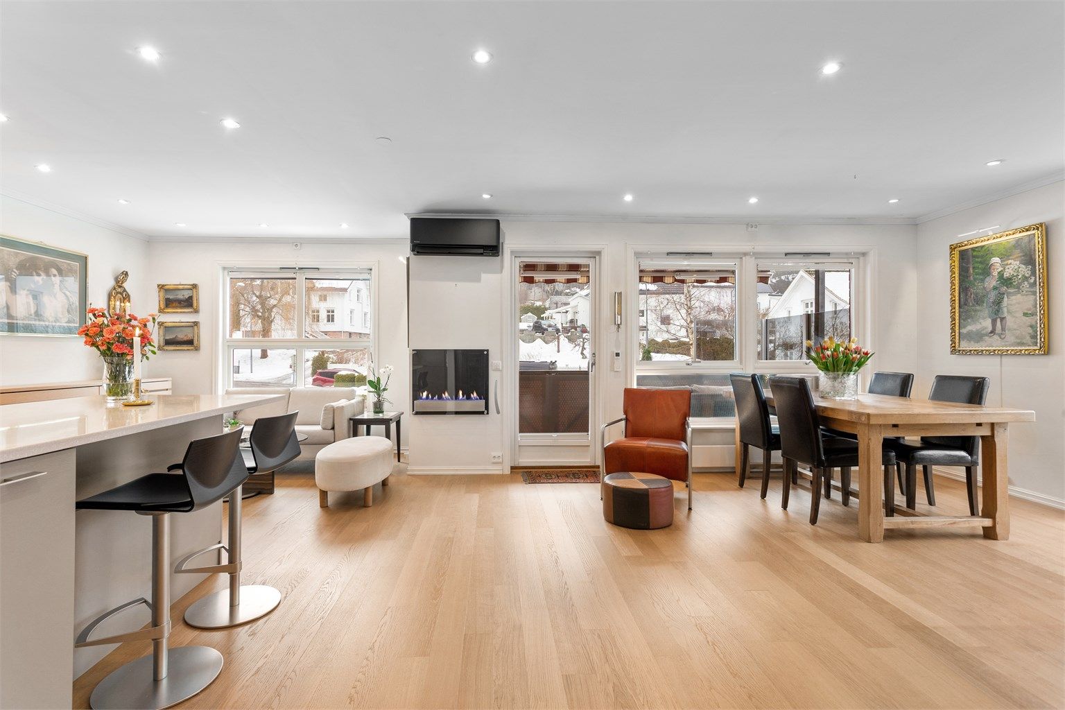 Fra stuen er det direkte utgang til den sydvestvendte balkongen.